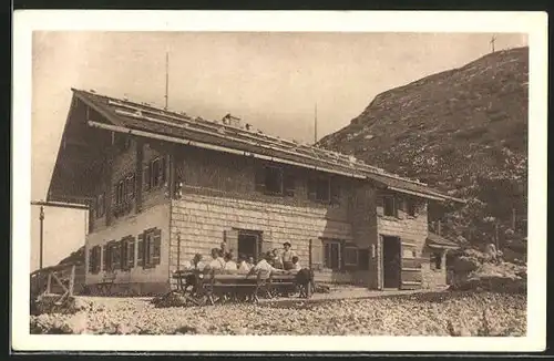 AK Zeppezauer Haus, Bergwanderer sitzen vor der Berghütte