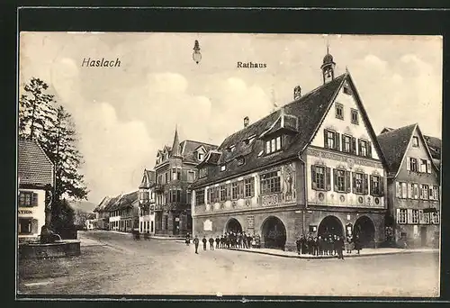 AK Haslach, Strassenleben am Rathaus