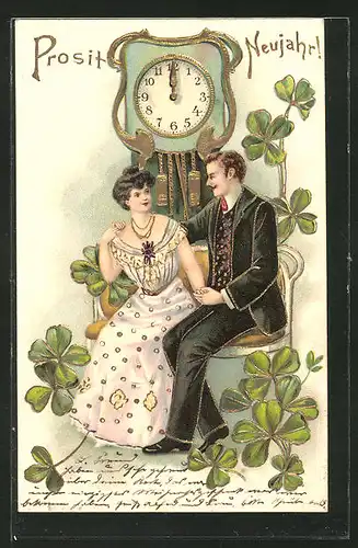 Präge-Lithographie "Prosit Neujahr!", Liebespaar sitzt unter einer Uhr mit Kleeblättern