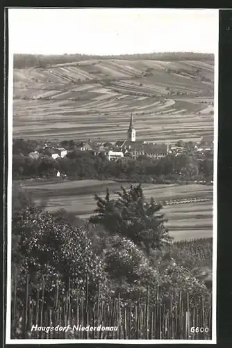 AK Haugsdorf, Ortspanorama mit Kirchturm