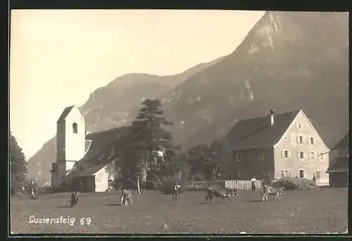 Foto-AK Luziensteig, Partie mit Restauration, Kirche und Alpenmassiv