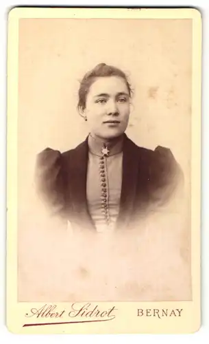 Fotografie Albert Sidrot, Bernay, Portrait junge Frau mit zusammengebundenem Haar