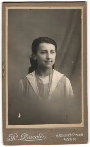 Fotografie M. Ducoté, Lyon, Portrait Fräulein mit zurückgebundenem Haar