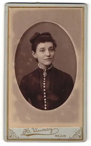 Fotografie H. Vauvray, Melun, Portrait junge Dame mit zusammengebundenem Haar