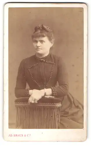 Fotografie Ad. Braun & Co., Paris, Portrait junge Frau mit zeitgenöss. Frisur
