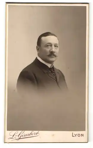 Fotografie L. Gimbert, Lyon, Portrait bürgerlicher Herr mit Oberlippenbart