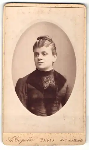 Fotografie A. Capelle, Paris, Portrait junge Frau mit zeitgenöss. Frisur