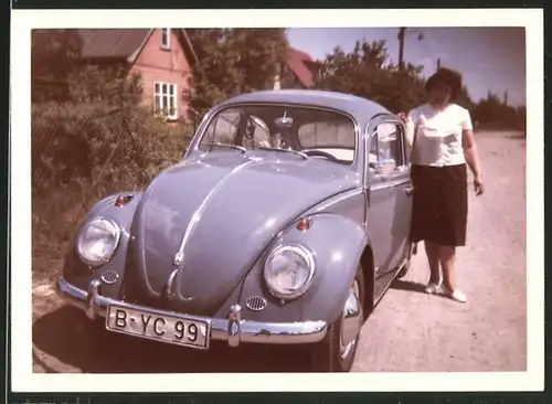 Fotografie Auto VW Käfer, Hausfrau neben lila Volkswagen PKW