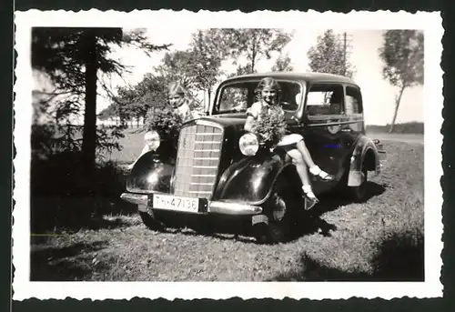 Fotografie Auto Opel 6, Mädchen auf Kotflügel sitzend, Kfz-Kennzeichen: Th-47136