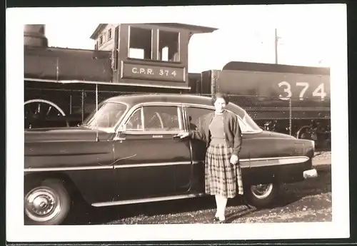 Fotografie Auto Chevrolet, Tender - Dampflok C.P.R. 374, Lokomotive Canadian Pacific Railway