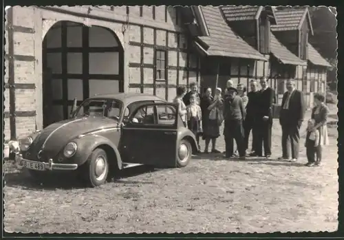 Fotografie Auto VW Käfer, Volkswagen PKW auf einem Bauernhof