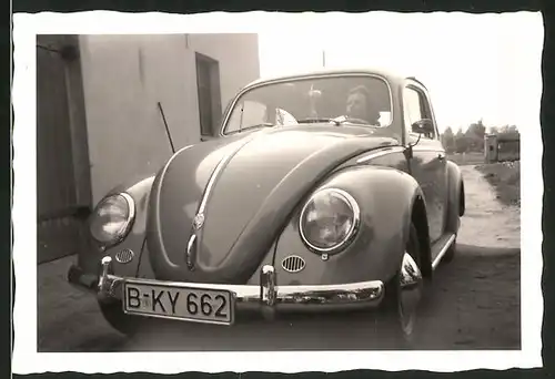 Fotografie Auto VW Käfer, Hausfrau am Steuer des Volkswagen PKW