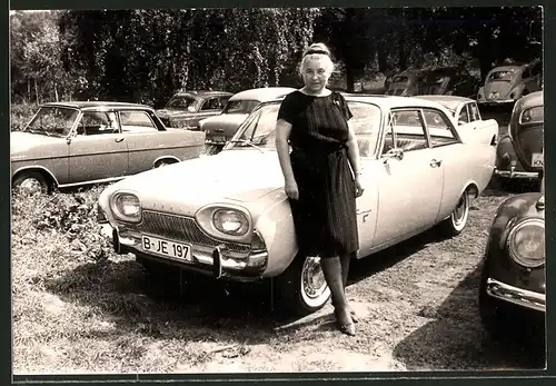Fotografie Auto Ford Taunus, Hausfrau lehnt am PKW