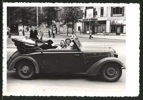 Fotografie Auto DKW Cabrio, Paar mit Pudel-Hund während einer Ausfahrt