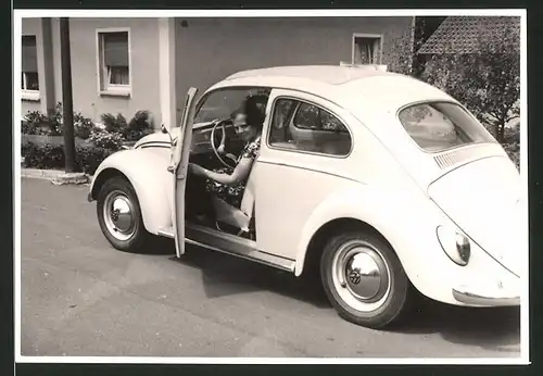 Fotografie Auto VW Käfer, Hausfrau sitzt im Volkswagen PKW mit Faltdach