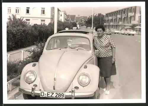 Fotografie Auto VW Käfer, Hausfrau lehnt am Volkswagen PKW mit Faltdach