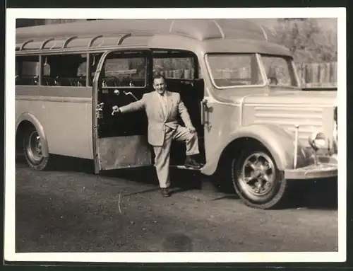 Fotografie Bus Mercedes Benz, Omnibus, Reisebus, Mann im Anzug posiert lässig am Bus