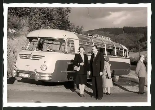 Fotografie Bus, Omnibus, Reisebus, Fahrgäste neben dem Bus