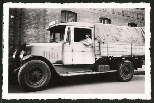Fotografie Lastwagen, LKW-Pritsche auf einem Fabrikgelände