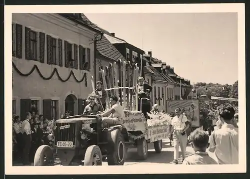 Fotografie E. Pärnt, Sayda, Ansicht Sayda / Erzgebirge, Traktor Fahrio, Festwagen Fa. Arthur Müller