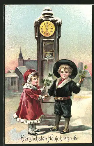 AK Zwei Kinder mit Kleeblättern stehen neben einer verschneiten Standuhr