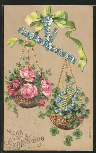 Präge-AK Waage aus Vergissmeinnicht wiegt Schalen mit Rosen und Kleeblättern, Blumenbild