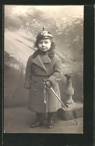 Foto-AK Kleiner Soldat in Uniform mit Pickelhaube, Kinder Kriegspropaganda