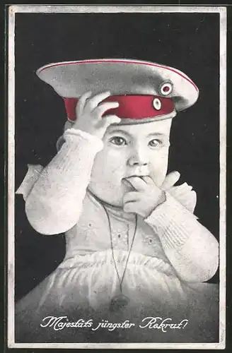 AK Kleinkind mit Krätzchen, "Majestäts jüngster Rekrut"