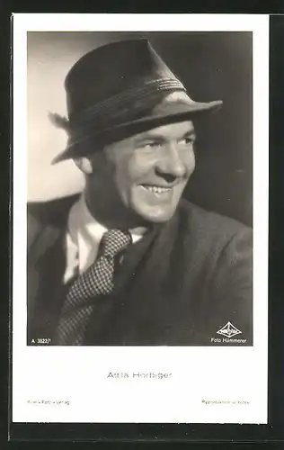 AK Schauspieler Attila Hörbiger mit Hut zur Seite lächelnd