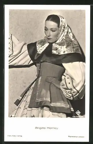AK Schauspielerin Brigitte Horney im Kostüm mit Kopftuch