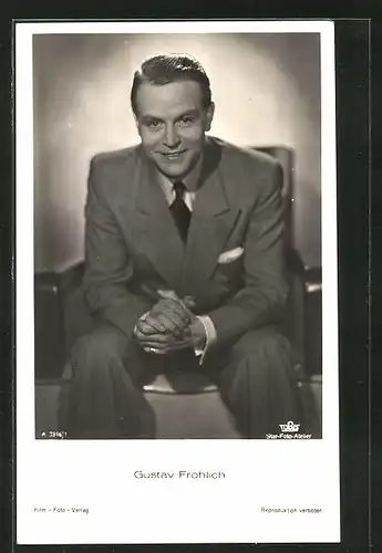 AK Schauspieler Gustav Fröhlich lächelnd im Anzug sitzend