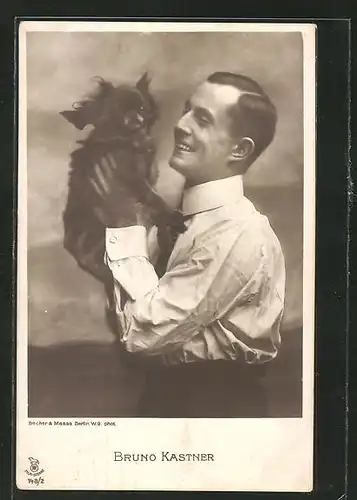 AK Schauspieler Bruno Kastner mit Hund im Arm