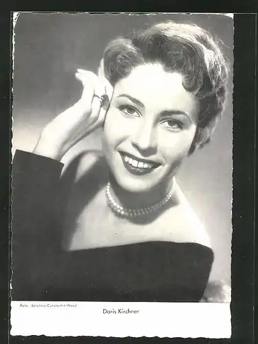 AK Schauspielerin Doris Kirchner lächelnd mit der Hand am Kopf