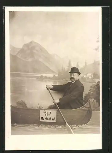 Foto-AK Marienbad, Mann in einer Studiokulisse mit Ruderboot