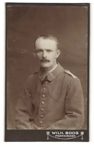 Fotografie Wilh. Boos, Pfarrkirchen, Portrait Soldat in Feldgrau