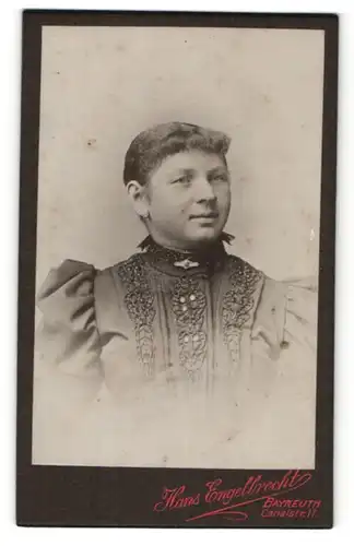 Fotografie Hans Engelbrecht, Bayreuth, Portrait junge Frau mit zusammengebundenem Haar