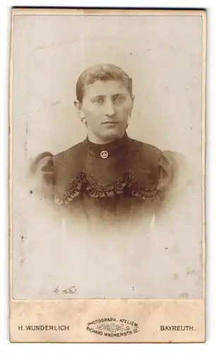 Fotografie H. Wunderlich, Bayreuth, Portrait Frau mit zurückgebundenem Haar