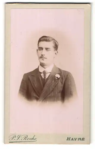 Fotografie P. J. Roche, Havre, Portrait junger Herr in Anzug