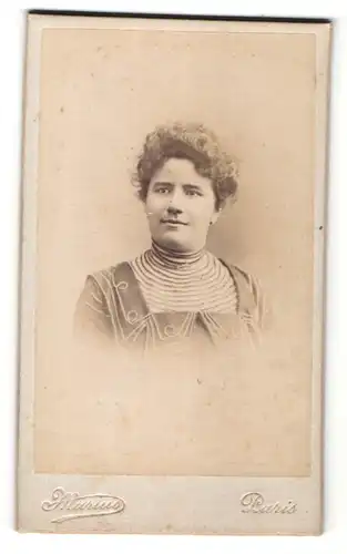 Fotografie Marius, Paris, Portrait junge Frau mit zeitgenöss. Frisur