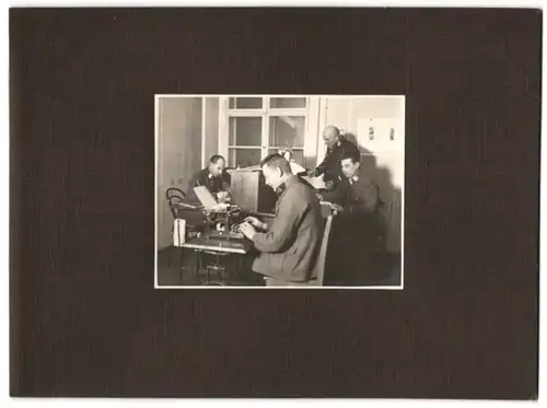 Fotografie 1.WK, Österreichischer Soldat mit Schreibmaschine in einer Schreibstube
