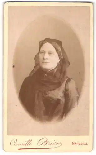 Fotografie Camille Brion, Marseille, Portrait Dame mit Kopftuch