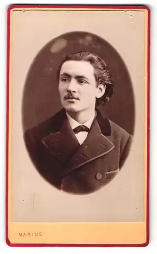 Fotografie Marius, Paris, Portrait junger Mann mit zurückgekämmtem Haar