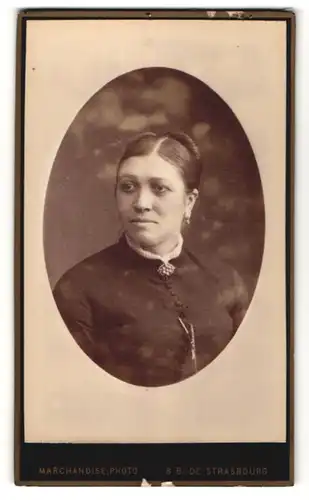 Fotografie Marchandise, Paris, Portrait Frau mit zusammengebundenem Haar