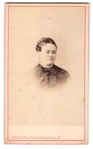 Fotografie A. Armand, Bordeaux, Portrait Frau mit geflochtenem Haar