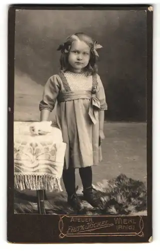 Fotografie Fritz Jöckel, Wiehl, Portrait kleines Mädchen mit Schleifen im Haar