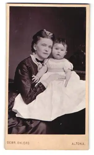 Fotografie Gebr. Ehlers, Hamburg-Altona, Portrait junge Dame mit Kind