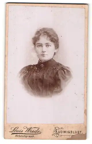 Fotografie Louis Wrede, Ludwigslust, Portrait junge Frau mit zusammengebundenem Haar