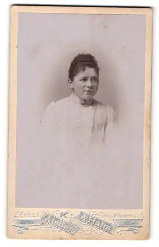 Fotografie A. Halm, Zerbst, Portrait junge Frau mit zeitgenöss. Frisur