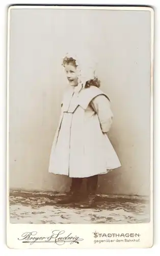 Fotografie Breyer & Ludwig, Stadthagen, Portrait kleines Mädchen in Kleid mit Haube