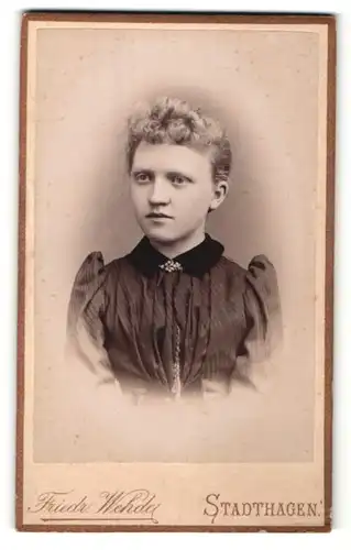 Fotografie Friedr. Wehde, Stadthagen, Portrait Mädchen mit zusammengebundenem Haar